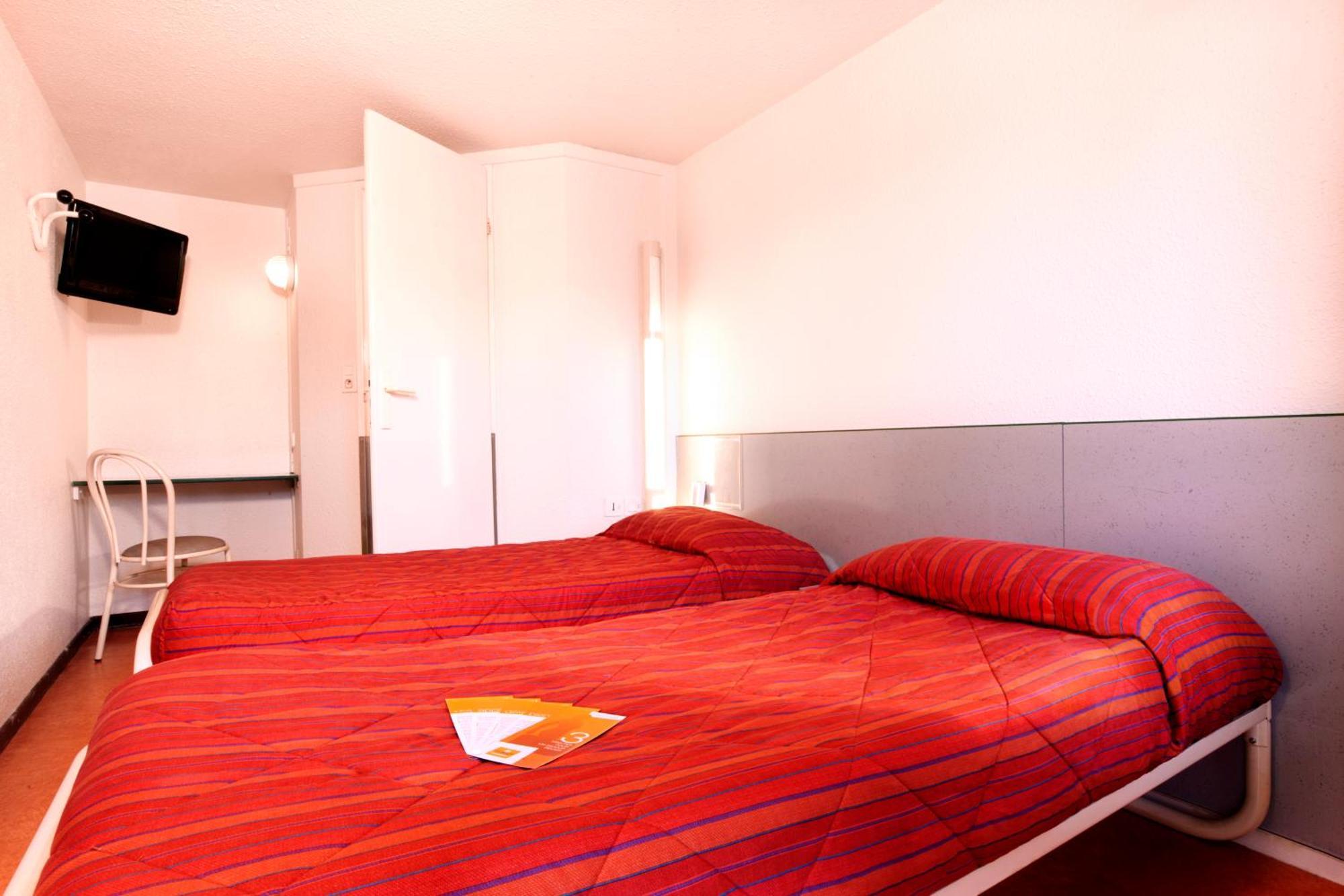 Premiere Classe Évreux חדר תמונה A typical room at a Campanile hotel