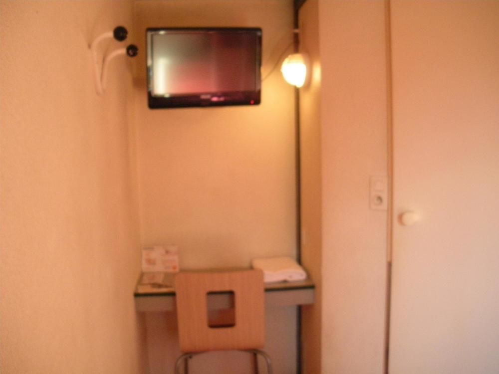 Premiere Classe Évreux מראה חיצוני תמונה A room at a typical Japanese love hotel