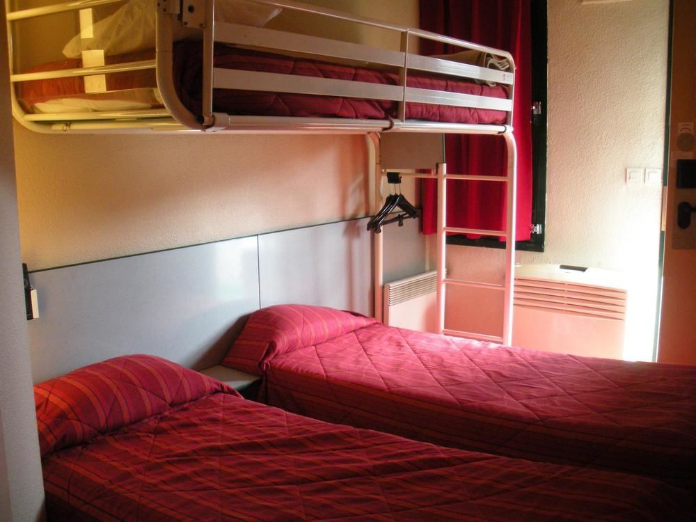Premiere Classe Évreux מראה חיצוני תמונה A typical room at a French Ibis budget hotel