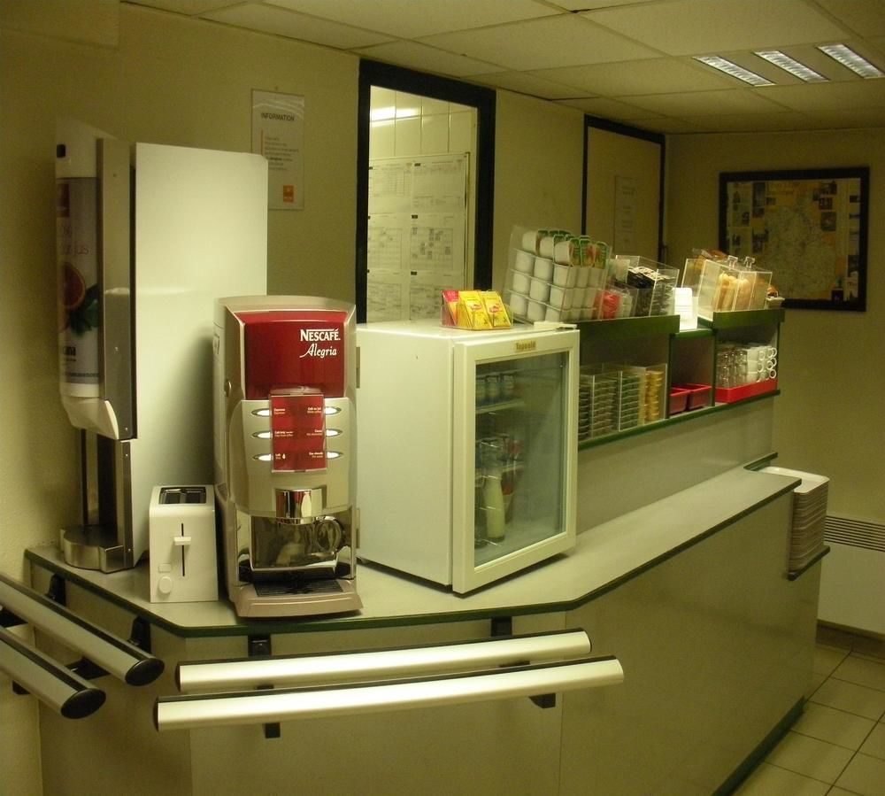 Premiere Classe Évreux מראה חיצוני תמונה A coffee machine in a hospital