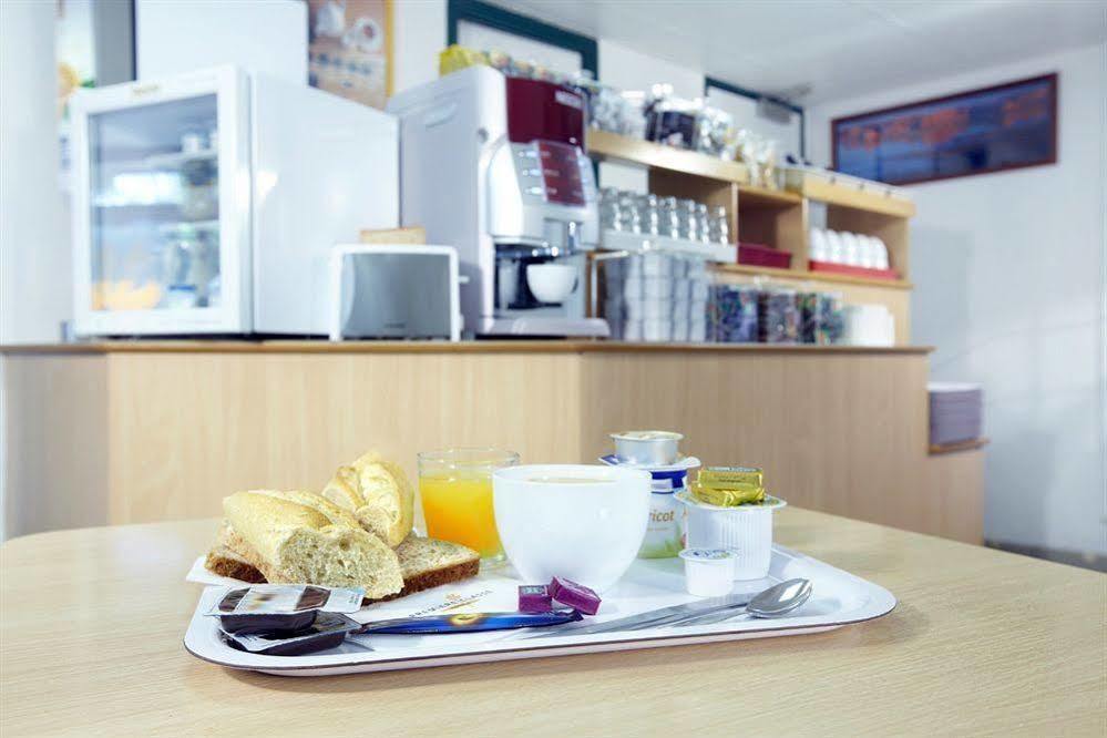 Premiere Classe Évreux מראה חיצוני תמונה A typical breakfast at a German hotel