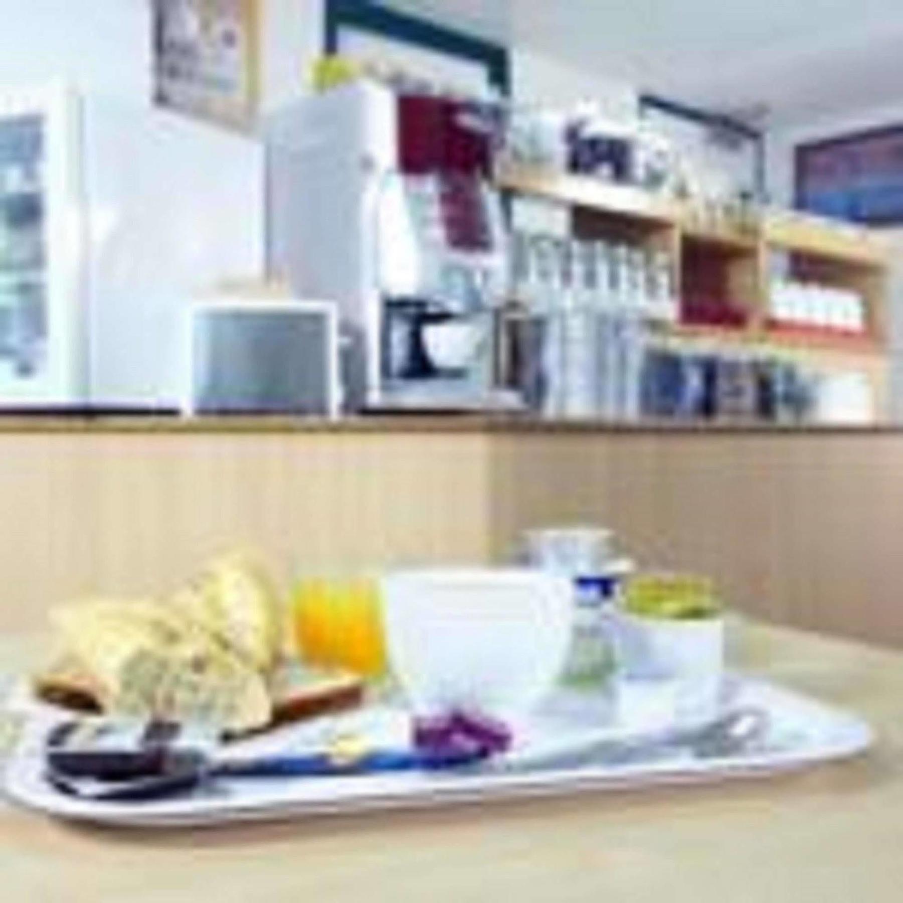 Premiere Classe Évreux מראה חיצוני תמונה A typical meal at a hospital