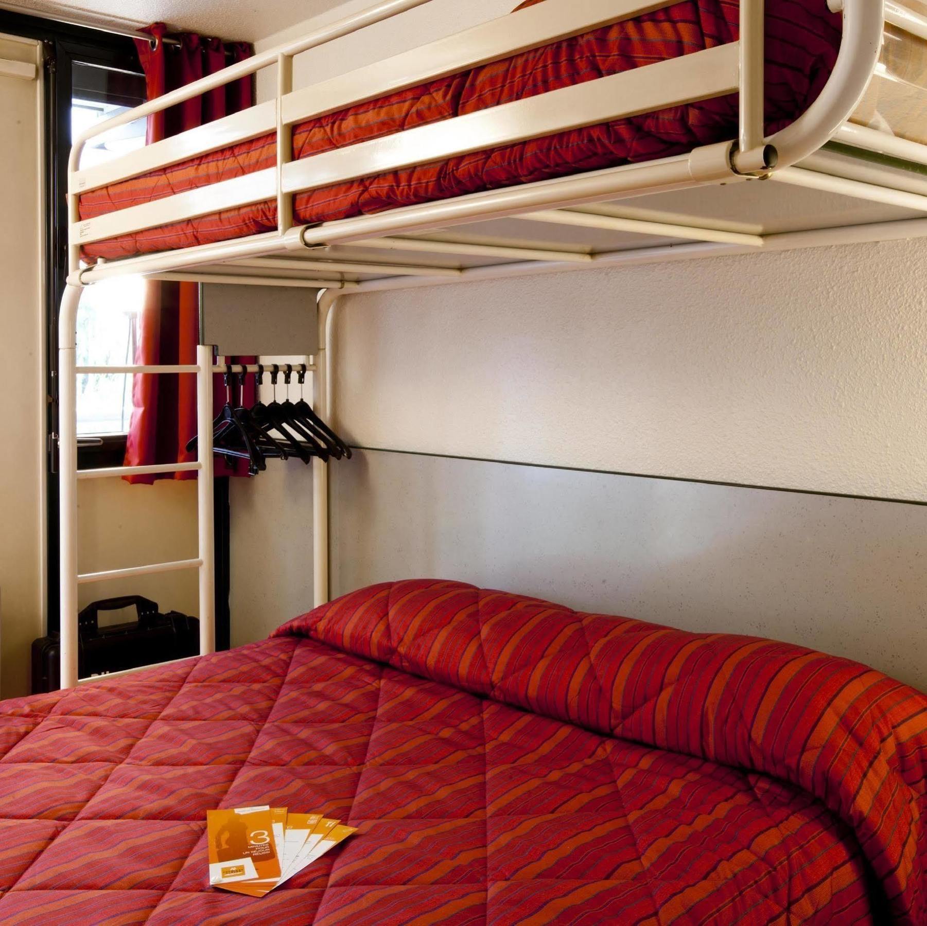 Premiere Classe Évreux מראה חיצוני תמונה A typical room at a youth hostel