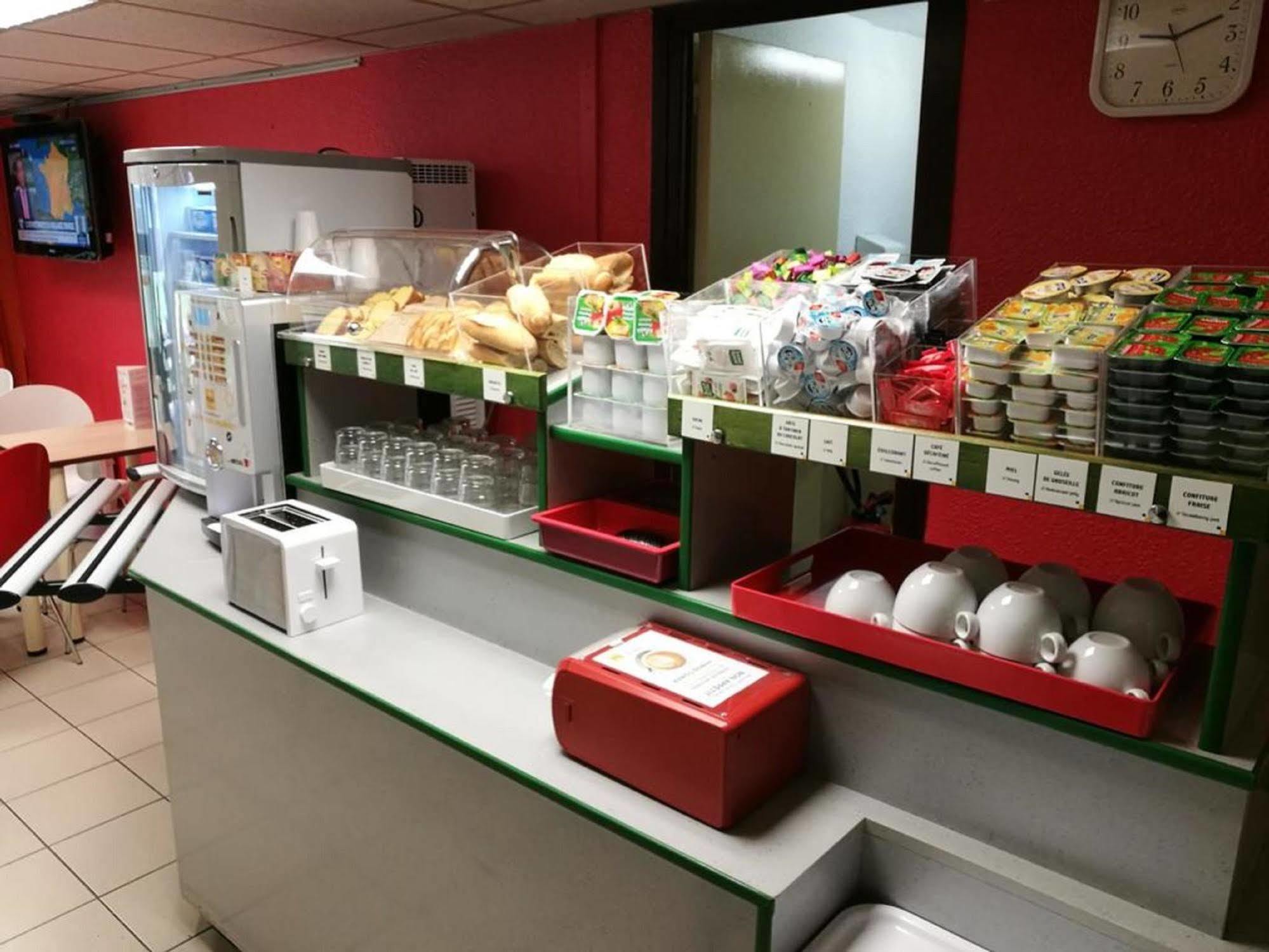 Premiere Classe Évreux מראה חיצוני תמונה The interior of a typical sandwich shop