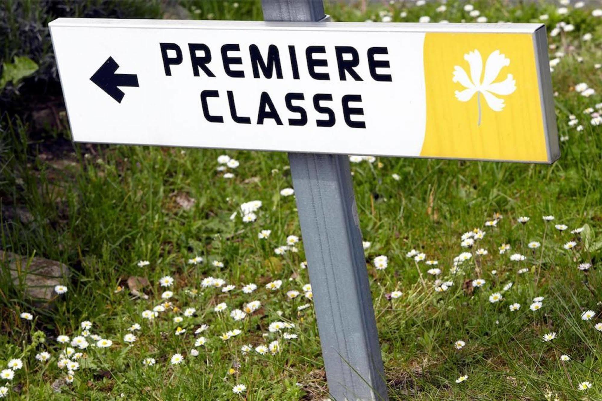 Premiere Classe Évreux מראה חיצוני תמונה A sign for the route